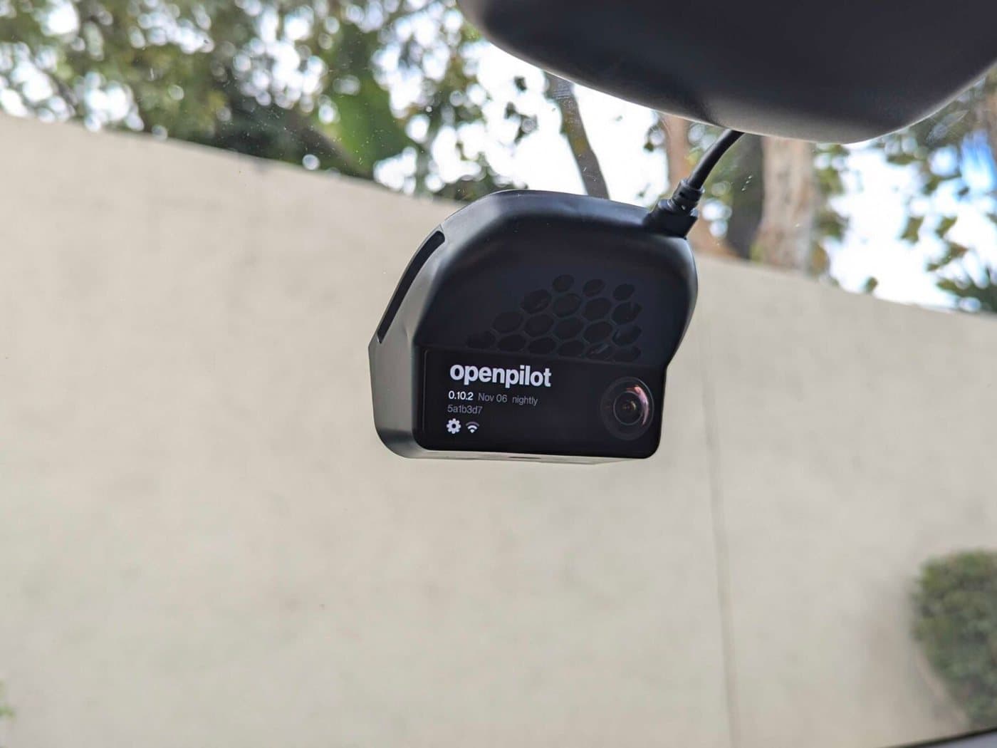 comma 3X on its mount high on the windshield, seen from the driver's seat